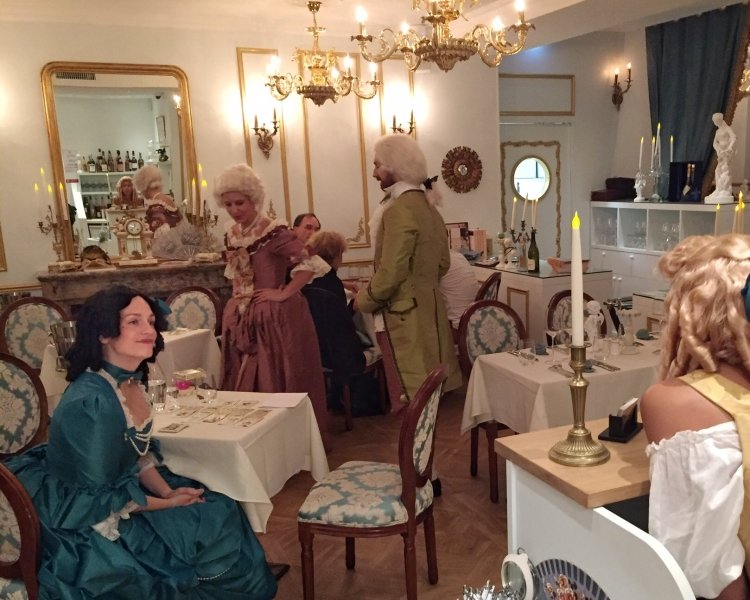 Dîner de salon au 18ème siècle